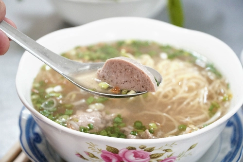 Bò viên làm theo công thức gia truyền hơn 40 năm. Mỗi suất ăn có giá 60.000 đồng. Bò viên làm theo công thức gia truyền hơn 40 năm. Mỗi suất ăn có giá 60.000 đồng.