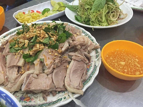 Một đĩa gỏi vịt cho 2 người ăn có giá khoảng 80.000 đồng. Có đĩa nhỏ dành cho một người ăn với giá rẻ hơn. Một đĩa gỏi vịt cho 2 người ăn có giá khoảng 80.000 đồng. Có đĩa nhỏ dành cho một người ăn với giá rẻ hơn.