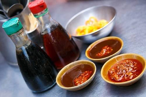 Tương đen pha với một chút sa tế chính là điểm nhấn của món ăn.