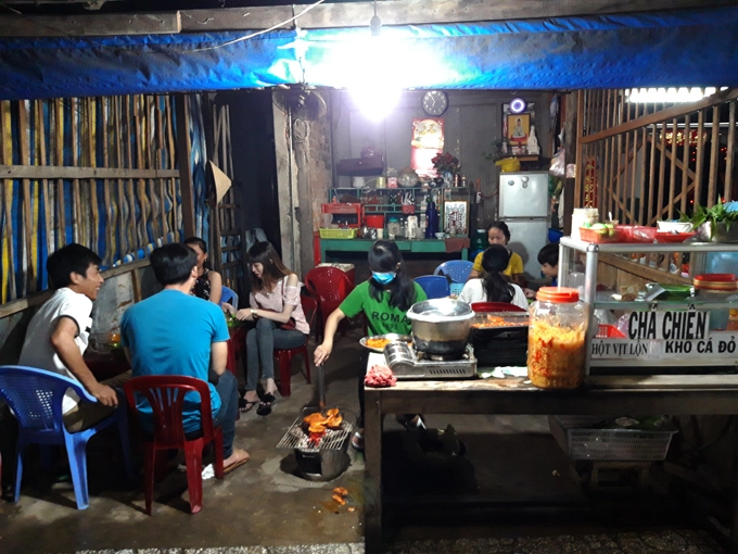 Thị xã Hà Tiên, tỉnh Kiên Giang được nhiều người biết đến là nơi có nhiều món ăn ngon đặc trưng vùng biển, nhiều món ăn vặt đã trở thành thương hiệu ẩm thực mà mỗi khi nhắc đến ai cũng đều dành tặng lời khen ngợi. Có dịp đến Hà Tiên ngoài tham quan cảnh đẹp, lúc chiều tối, bạn có thể lang thang một số con đường gần chợ để tìm nhiều món ăn vặt đặc trưng. Và khô cá đỏ, bạch tuột nướng... sẽ là một lựa chọn. Thị xã Hà Tiên, tỉnh Kiên Giang được nhiều người biết đến là nơi có nhiều món ăn ngon đặc trưng vùng biển, nhiều món ăn vặt đã trở thành thương hiệu ẩm thực mà mỗi khi nhắc đến ai cũng đều dành tặng lời khen ngợi. Có dịp đến Hà Tiên ngoài tham quan cảnh đẹp, lúc chiều tối, bạn có thể lang thang một số con đường gần chợ để tìm nhiều món ăn vặt đặc trưng. Và khô cá đỏ, bạch tuột nướng... sẽ là một lựa chọn.