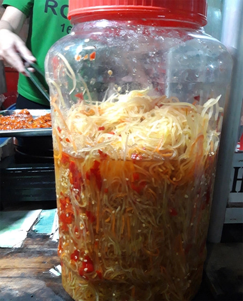 Món khô ở đây ăn kèm với đồ chua đu đủ giòn cay. Đây là điểm đặc biệt làm cho món ăn thêm phần hấp dẫn. Món khô ở đây ăn kèm với đồ chua đu đủ giòn cay. Đây là điểm đặc biệt làm cho món ăn thêm phần hấp dẫn.