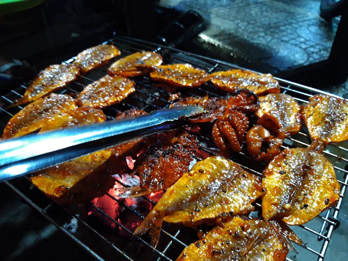 Khi khách tới chọn ăn gì thì chủ quán mới bắt đầu nướng trên bếp than hồng để giữ độ nóng và thơm. Khi khách tới chọn ăn gì thì chủ quán mới bắt đầu nướng trên bếp than hồng để giữ độ nóng và thơm.