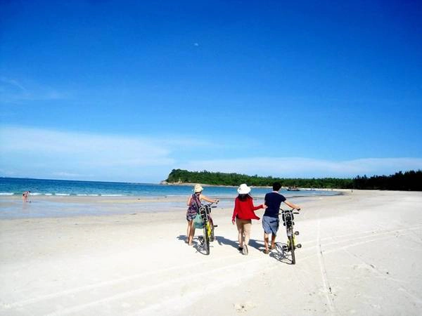 Sắc màu rực rỡ trên bãi Minh Châu, xã Minh Châu.