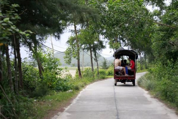 Phương tiện giao thông chủ yếu ở Quan Lạn là xe tuktuk