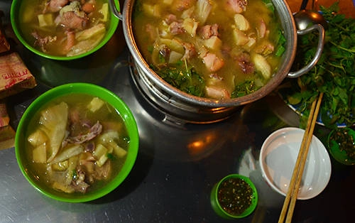 Sức hấp dẫn của món ăn còn nhờ vào vị nước lèo đậm đà được nấu theo công thức riêng. Ảnh: Phong Vinh.