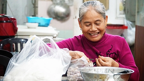 Nhân viên và người thực hiện các công đoạn ở quán đều là người trong gia đình bà Ngọ. Ảnh: Di Vỹ.