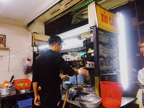 Chiếc xe để thực phẩm làm bằng gỗ có trang trí các hoa văn Trung Hoa là điều dễ dàng nhận biết một quán ăn gốc Hoa. Ảnh: Di Vỹ. Chiếc xe để thực phẩm làm bằng gỗ có trang trí các hoa văn Trung Hoa là điều dễ dàng nhận biết một quán ăn gốc Hoa. Ảnh: Di Vỹ.