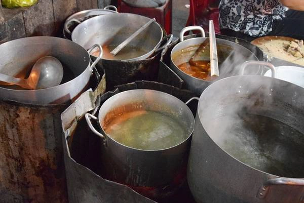 Năm nồi khác nhau để làm nước lèo cho các món bún bò, mì Quảng, nước ăn kèm cơm gà, cháo vịt... luôn đặt trên bếp than hồng. Năm nồi khác nhau để làm nước lèo cho các món bún bò, mì Quảng, nước ăn kèm cơm gà, cháo vịt... luôn đặt trên bếp than hồng.