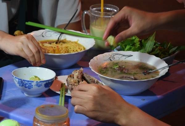 Các món cháo ăn kèm gỏi vịt cũng được yêu thích. Một du khách Hàn Quốc chia sẻ cô ăn cháo gỏi vịt thấy ngon nên đã mua thêm phần mang về cho bạn đồng hành. Các món cháo ăn kèm gỏi vịt cũng được yêu thích. Một du khách Hàn Quốc chia sẻ cô ăn cháo gỏi vịt thấy ngon nên đã mua thêm phần mang về cho bạn đồng hành.