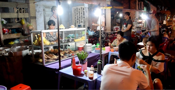 Quán bán từ 5h chiều đến tối khuya, trên đường Huỳnh Thúc Kháng, đối diện khu chợ đêm Mũi Né, là địa chỉ ăn đêm của nhiều du khách đến khu vực này. Giá các món ăn từ 30.000 đồng. Quán bán từ 5h chiều đến tối khuya, trên đường Huỳnh Thúc Kháng, đối diện khu chợ đêm Mũi Né, là địa chỉ ăn đêm của nhiều du khách đến khu vực này. Giá các món ăn từ 30.000 đồng.