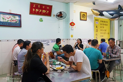 Quán có không gian nhỏ nhưng sạch sẽ và thoáng. Ảnh: Di Vỹ. Quán có không gian nhỏ nhưng sạch sẽ và thoáng. Ảnh: Di Vỹ.