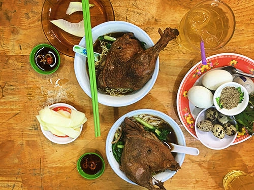 Mì vịt tiềm nấm đông cô với sợi mì giòn ngon và nước dùng đậm đà mùi thuốc Bắc. Ảnh: Phong Vinh Mì vịt tiềm nấm đông cô với sợi mì giòn ngon và nước dùng đậm đà mùi thuốc Bắc. Ảnh: Phong Vinh