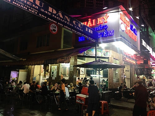 Hải Ký lúc nào cũng đông đúc thực khách, nhất là vào tối muộn. Ảnh: Lê Yến Hải Ký lúc nào cũng đông đúc thực khách, nhất là vào tối muộn. Ảnh: Lê Yến