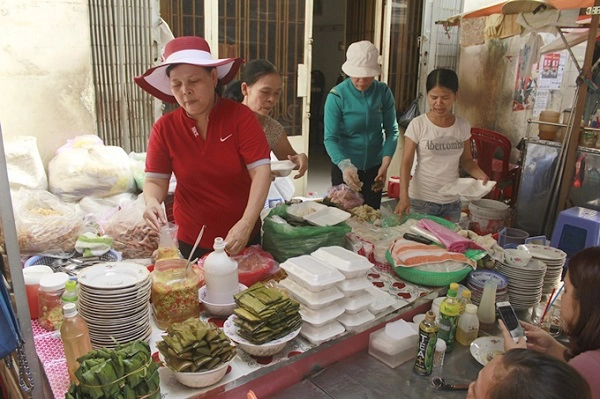 quan-nem-chua-nuong-kem-banh-hue-o-sai-gon-chi-2-tieng-la-het-hang-ivivu-1