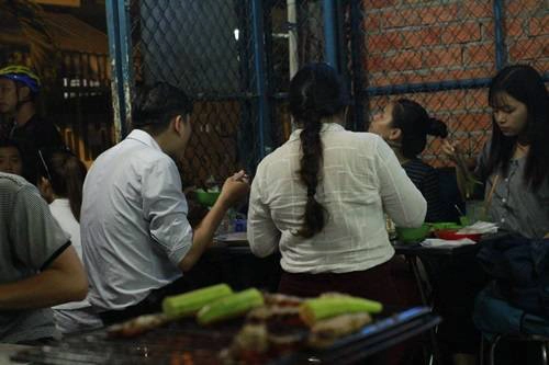 Bảy Nở còn là nơi tụ tập yêu thích của giới văn phòng sau những giờ làm việc căng thẳng.