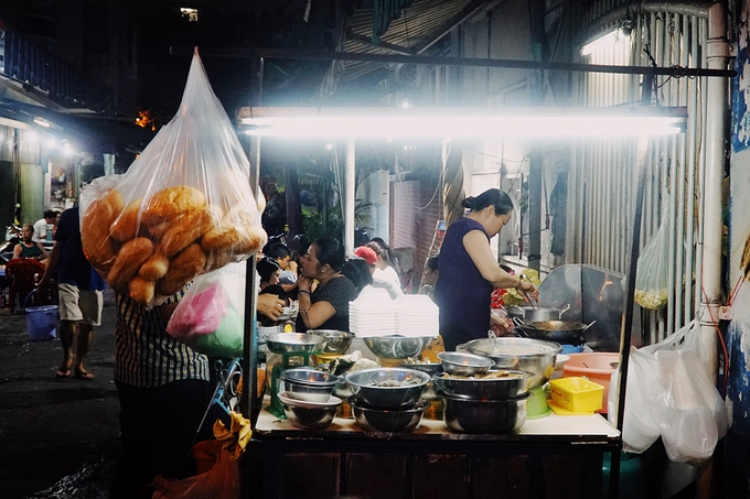 Quán ốc không tên, không biển hiệu này nằm ở đầu một con hẻm trên đường An Dương Vương, quận 5. Chủ quán là chị Hữu (43 tuổi) cho biết, quán bắt đầu mở từ năm 2000. Do nằm kế bên một trường mầm non mà quán còn được nhiều khách gọi là "quán ốc mầm non" cho dễ nhớ. Quán ốc không tên, không biển hiệu này nằm ở đầu một con hẻm trên đường An Dương Vương, quận 5. Chủ quán là chị Hữu (43 tuổi) cho biết, quán bắt đầu mở từ năm 2000. Do nằm kế bên một trường mầm non mà quán còn được nhiều khách gọi là "quán ốc mầm non" cho dễ nhớ.