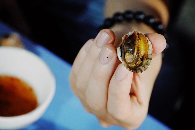 Những con sò huyết tươi rói được nướng lên, khi ăn rất ngọt. Các phần ăn được làm vừa đủ cho khoảng 2 - 3 người ăn, có giá từ 60.000 đồng một phần, tuỳ theo loại ốc và cách chế biến. Những con sò huyết tươi rói được nướng lên, khi ăn rất ngọt. Các phần ăn được làm vừa đủ cho khoảng 2 - 3 người ăn, có giá từ 60.000 đồng một phần, tuỳ theo loại ốc và cách chế biến.
