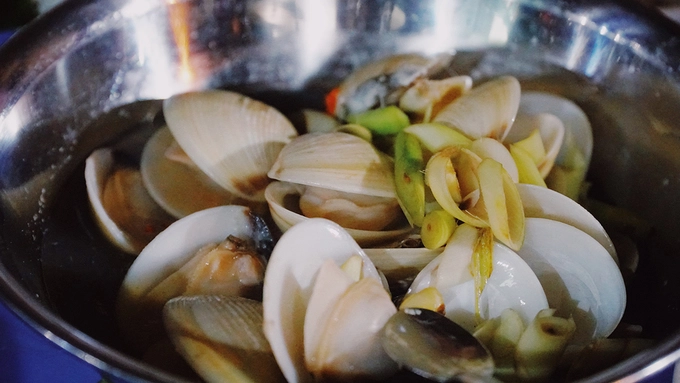 Món "đắt khách" nhất là nghêu hấp sả với phần nước húp ngọt thơm tự nhiên. Món "đắt khách" nhất là nghêu hấp sả với phần nước húp ngọt thơm tự nhiên.