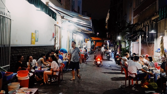 Quán nằm ở vỉa hè, khách sẽ được bố trí bàn ghế nhựa để ngồi ăn. Không gian được giữ sạch sẽ. Nhân viên phục vụ hơi chậm khi khách đông. Nếu đi xe máy đến, bạn phải gửi ở trường mầm non kế bên, giá 5.000 đồng một chiếc. Quán nằm ở vỉa hè, khách sẽ được bố trí bàn ghế nhựa để ngồi ăn. Không gian được giữ sạch sẽ. Nhân viên phục vụ hơi chậm khi khách đông. Nếu đi xe máy đến, bạn phải gửi ở trường mầm non kế bên, giá 5.000 đồng một chiếc.