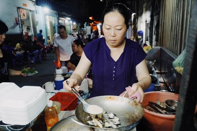 "Ban đầu chỉ kê một cái bàn gỗ để bày bán. Khách lúc đó cũng chưa đông như hiện tại", chị Hữu kể lại. Theo bà chủ, hiện khách của quán đa phần là khách quen, "lâu lâu mới có khách vãng lai". "Ban đầu chỉ kê một cái bàn gỗ để bày bán. Khách lúc đó cũng chưa đông như hiện tại", chị Hữu kể lại. Theo bà chủ, hiện khách của quán đa phần là khách quen, "lâu lâu mới có khách vãng lai".