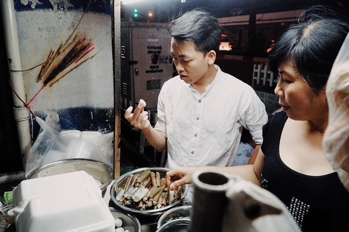 Quán có thực đơn in sẵn nhưng nhiều thực khách vẫn thích "đi chợ". Trên chiếc xe nhỏ được đặt sát bên con hẻm, chủ quán bày nhiều loại hải sản khác nhau. Bạn chỉ cần nói số lượng cũng như cách chế biến rồi quay về bàn ngồi đợi. Ngay sau đó, đầu bếp gồm 2 người sẽ luân phiên thực hiện các yêu cầu của thực khách. Bếp cũng được đặt sát chiếc xe. Các món ăn được làm trực tiếp, toả mùi thơm nức mũi nếu đứng gần. Quán có thực đơn in sẵn nhưng nhiều thực khách vẫn thích "đi chợ". Trên chiếc xe nhỏ được đặt sát bên con hẻm, chủ quán bày nhiều loại hải sản khác nhau. Bạn chỉ cần nói số lượng cũng như cách chế biến rồi quay về bàn ngồi đợi. Ngay sau đó, đầu bếp gồm 2 người sẽ luân phiên thực hiện các yêu cầu của thực khách. Bếp cũng được đặt sát chiếc xe. Các món ăn được làm trực tiếp, toả mùi thơm nức mũi nếu đứng gần.