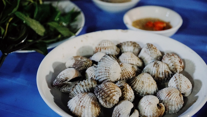 Sò huyết nướng ăn cùng nước mắm chua ngọt. Sò huyết nướng ăn cùng nước mắm chua ngọt.