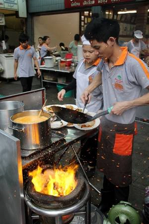 Những đầu bếp chế biến Pad Thai ngay trên vỉa hè cho du khách chiêm ngưỡng. Ảnh: eatingthaifood.com Những đầu bếp chế biến Pad Thai ngay trên vỉa hè cho du khách chiêm ngưỡng. Ảnh: eatingthaifood.com