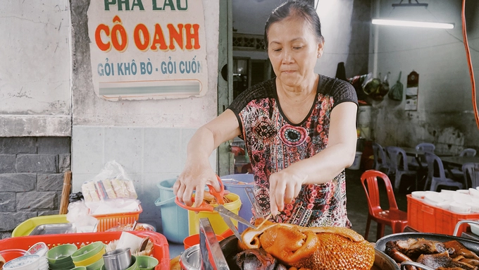 Quán phá lấu Cô Oanh nằm trong một con hẻm nhỏ trên đường Xóm Chiếu - "thiên đường ăn vặt" nổi tiếng ở Sài Gòn. Theo bà chủ, quán đã tồn tại được hơn 20 năm, "khi món phá lấu chưa được nhiều người bán phổ biến và thực khách ưa thích như bây giờ", bà Oanh nói.