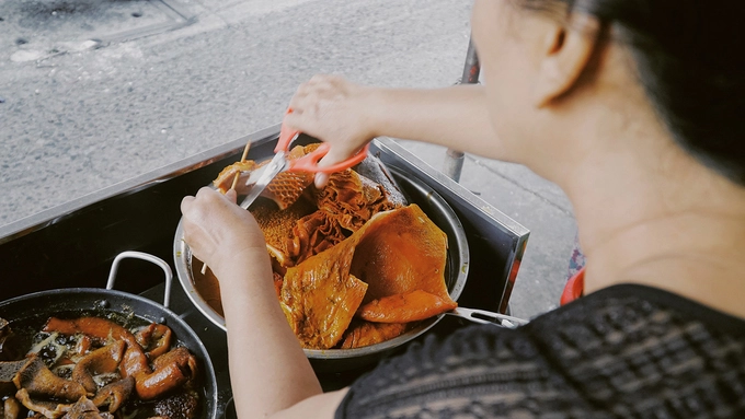 Hơn 20 năm trôi qua, quán nhỏ của gia đình bà Oanh chưa một lần dời chỗ. Tuy quán nằm sâu trong hẻm chợ nhưng lúc nào cũng đông khách. Bà Oanh cho hay, các công đoạn để chế biến món ăn được các thành viên trong nhà chia ra làm từ sớm. "Vì nhà gần chợ nên việc tìm mua các nguyên liệu không khó khăn lắm", bà chủ nói.