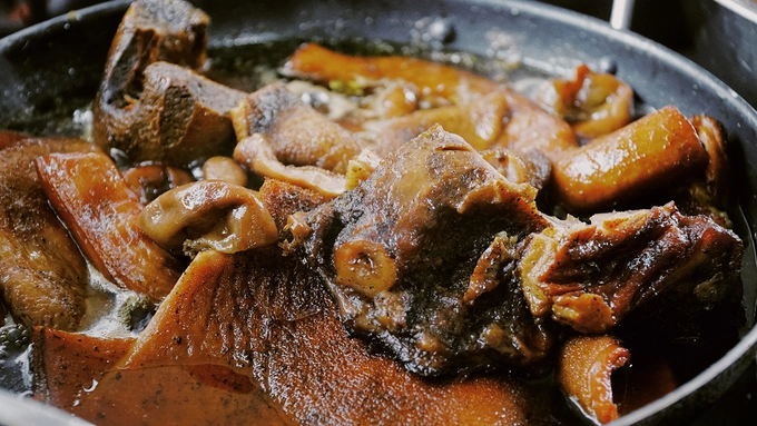 Gần giống với món thắng cố ở miền Bắc, nguyên liệu để nấu phá lấu ở miền Nam cũng là nội tạng của bò như gan, sách, dạ dày, lá lách... Tất cả đều được sơ chế trước khi nấu nướng. Ngoài món phá lấu truyền thống, quán của bà Oanh được nhiều khách biết đến với với món phá lấu nướng và phá lấu luộc.