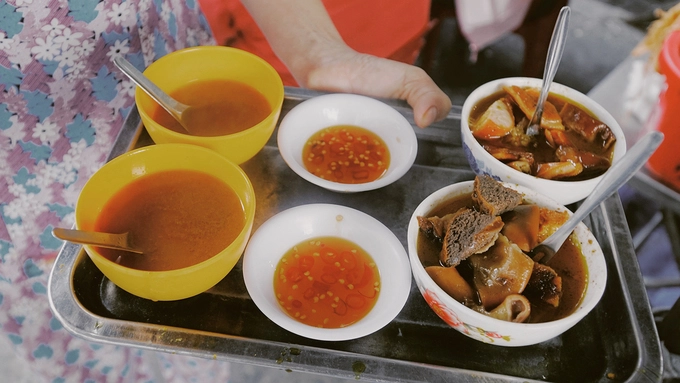 Bà Oanh là người đứng chính ở gian bếp được kê một bộ bàn ghế nhỏ. Khi có khách gọi, bà chủ sẽ tự tay cắt từng miếng phá lấu cho vào chén. Sau đó, nhân viên sẽ bưng ra cho khách.