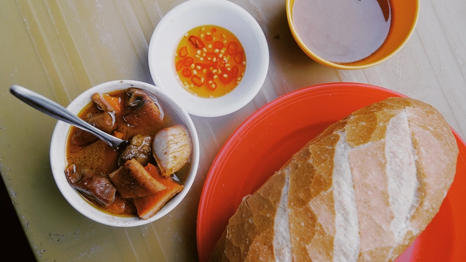 Món ăn sẽ mất ngon nếu thiếu đi chén nước mắm pha chua ngọt. Vị cay càng tăng thêm độ ngon của món ăn. Suất ăn thông thường có giá 20.000 đồng bao gồm một chén phá lấu, một ổ bánh mì và một chén nước dùng thêm. Bạn có thể xin thêm nước phá lấu nếu có nhu cầu.
