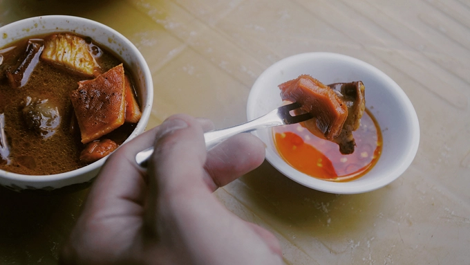 Hương vị bình dân còn có mùi thơm và vị béo của nước cốt dừa. Miếng bò làm kỹ, nấu rất thấm gia vị. Một thực khách sống ở quận 4 chia sẻ: "So với ngày trước thì hương vị bây giờ không bằng, có lẽ do làm với số lượng nhiều. Dù vậy, khi so sánh với mặt bằng chung là các quán bình dân thì quán này vẫn là sự lựa chọn hàng đầu của mình".