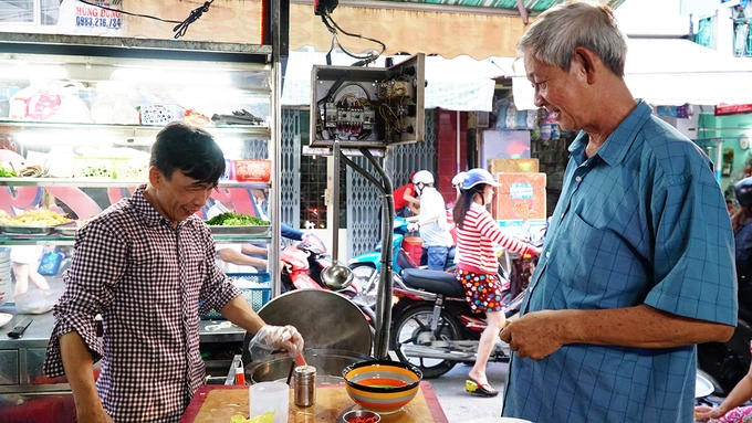 Quán phở nằm trong một căn nhà nhỏ trên đường Đoàn Văn Bơ, khu chợ Xóm Chiếu, quận 4. Con đường hẹp này hễ giờ tan tầm là đông đúc, nhưng nhiều người không ngại tìm đến quán để thưởng thức vị phở gia truyền. Quán phở nằm trong một căn nhà nhỏ trên đường Đoàn Văn Bơ, khu chợ Xóm Chiếu, quận 4. Con đường hẹp này hễ giờ tan tầm là đông đúc, nhưng nhiều người không ngại tìm đến quán để thưởng thức vị phở gia truyền.