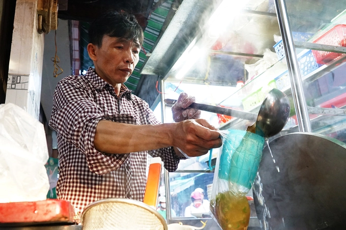 Ông Trần Tứ Thảo (50 tuổi) là chủ quán đời thứ 2 cho hay, quán do một người bác của ông mở hồi năm 1948 tại quận Thủ Đức. "Tôi dời về quận 4 từ năm 2007, đến nay cũng đã 7 năm tròn. Toàn bộ công thức đều được bác tôi chỉ dạy lại", ông Thảo kể. Ông Trần Tứ Thảo (50 tuổi) là chủ quán đời thứ 2 cho hay, quán do một người bác của ông mở hồi năm 1948 tại quận Thủ Đức. "Tôi dời về quận 4 từ năm 2007, đến nay cũng đã 7 năm tròn. Toàn bộ công thức đều được bác tôi chỉ dạy lại", ông Thảo kể.