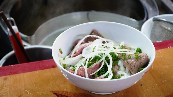 Các công đoạn để cho ra tô phở được thực hiện bởi ông Thảo và các thành viên trong gia đình. Bánh phở và giá sẽ trụng rồi mới cho vào tô. Sau đó, tuỳ theo khách gọi mà một người sẽ xếp các loại thịt bò, gân, nạm hay bò viên lên trên. Tô phở còn được "trang trí" thêm chút hành lá xắt nhỏ và hành tây bào mỏng. Mỗi tô được chan hơn một vá nước lèo rồi mới bưng ra cho khách. Các công đoạn để cho ra tô phở được thực hiện bởi ông Thảo và các thành viên trong gia đình. Bánh phở và giá sẽ trụng rồi mới cho vào tô. Sau đó, tuỳ theo khách gọi mà một người sẽ xếp các loại thịt bò, gân, nạm hay bò viên lên trên. Tô phở còn được "trang trí" thêm chút hành lá xắt nhỏ và hành tây bào mỏng. Mỗi tô được chan hơn một vá nước lèo rồi mới bưng ra cho khách.