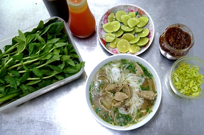 Bạn sẽ ngửi thấy mùi thuốc bắc thoang thoảng theo làn khói khi tô phở được bưng ra nhưng khi ăn lại không nặng vị thuốc bắc. Bánh phở mềm, sợi nhỏ. Các loại đồ nêm được bày sẵn trên bàn cho người có nhu cầu. Bạn sẽ ngửi thấy mùi thuốc bắc thoang thoảng theo làn khói khi tô phở được bưng ra nhưng khi ăn lại không nặng vị thuốc bắc. Bánh phở mềm, sợi nhỏ. Các loại đồ nêm được bày sẵn trên bàn cho người có nhu cầu.
