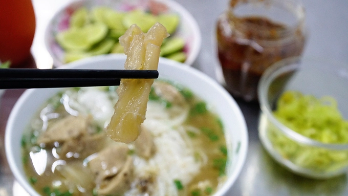 Nếu có dịp quay lại, bạn có thể gọi tô phở nạm, gầu, gân, lá sách... thay vì phở bò truyền thống. Mỗi một tô phở có giá 35.000 đồng. Nếu có dịp quay lại, bạn có thể gọi tô phở nạm, gầu, gân, lá sách... thay vì phở bò truyền thống. Mỗi một tô phở có giá 35.000 đồng.