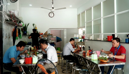 Quán có không gian thoáng và sạch. Ảnh: Di Vỹ. Quán có không gian thoáng và sạch. Ảnh: Di Vỹ.