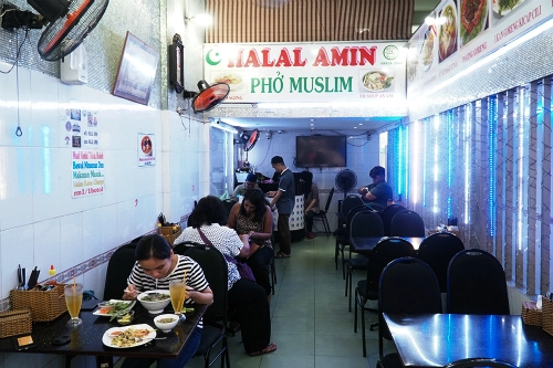 Quán ăn bán món Việt theo phong cách Hồi giáo. Ảnh: Di Vỹ.