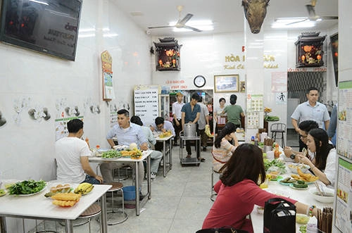 Không gian phở Hòa trên đường Pasteur, quận 3. Ảnh: Phong Vinh. Không gian phở Hòa trên đường Pasteur, quận 3. Ảnh: Phong Vinh.