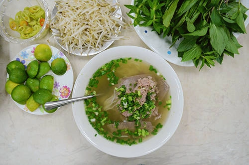 Tô phở Hòa lớn, đầy ắp bánh phở, thịt và nước lèo. “Ăn một phát là no ứ hự” Ảnh: Phong Vinh. Tô phở Hòa lớn, đầy ắp bánh phở, thịt và nước lèo. “Ăn một phát là no ứ hự” Ảnh: Phong Vinh.