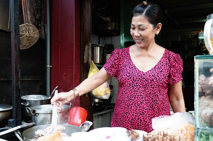 Quán phở chua nằm sâu trong con hẻm nhỏ trên đường Nguyễn Thiện Thuật (quận 3, TP HCM) do một người phụ nữ gốc Lạng Sơn mở vào năm 1954. Sau đó, bà truyền lại công thức nấu cho con dâu là chị Huỳnh Thị Kim Phượng, chủ quán hiện tại.  "Ngay sau khi di cư vào Sài Gòn, mẹ chồng tôi đã mở quán này. Suốt hơn 70 năm qua, gia đình tôi chỉ bán ở một địa chỉ. Công thức làm nên phở chua đúng vị ở Lạng Sơn được mẹ tôi giữ nguyên", chị Phượng chia sẻ.