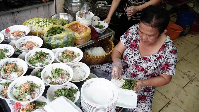 Quán có 5 người phục vụ. Mỗi người đảm nhiệm một phần việc khác nhau. Gian nhà bên trong không dành cho khách ngồi mà để làm bếp.