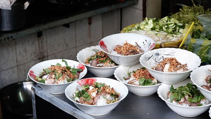 Thông báo mở cửa 5 tiếng mỗi ngày, quán ăn thường hết hàng sớm. Để đảm bảo phục vụ nhanh, quán cho một người ngồi đơm sẵn các nguyên liệu cơ bản vào tô xếp sẵn. Chỉ cần vài phút sau khi gọi, khách đã có thể thưởng thức món ăn. Quán thường đông từ khoảng 18h đến 19h.