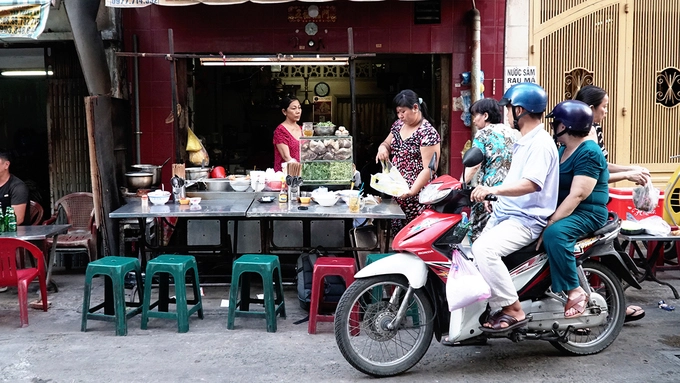 Chị Phượng kể, tại thời điểm quán mới mở, khách phải ngồi ăn trên bàn ghế nhựa thấp. Con hẻm khi đó cũng không rộng rãi như bây giờ. "Hiện tại, bàn ghế "cao" hơn một chút nên khách ăn sẽ thấy thoải mái hơn", chị Phượng nói.