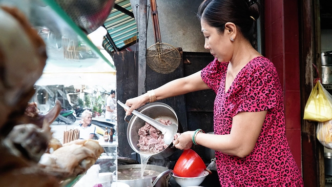 Là món du nhập từ nơi khác, phở chua không còn quá xa lạ với nhiều người dân miền Nam. Tuy nhiên, để tìm một quán ăn đúng vị ở Sài Gòn không phải là điều đơn giản.  Gọi là phở nhưng món có cách ăn và chế biến không giống như phở truyền thống. Thay vì chan bánh phở với nước lèo, điểm nhấn của phở chua chính là nước sốt chua ngọt màu nâu, sánh quyện được làm theo công thức gia truyền. Nước súp được nấu để ăn kèm bên ngoài với phở.
