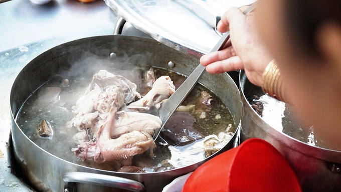 Chị Phượng cho biết, tất cả nguyên liệu đều được chọn lựa kỹ từ sáng sớm. Sau khi đi chợ về, các thành viên trong gia đình sẽ cùng nhau chuẩn bị để kịp mở bán vào lúc 15h30.