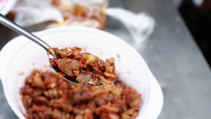 Nếu như phở bò hay phở khô phải nêm thêm chanh, tương đỏ, tương đen hay giấm tỏi... thì với phở chua, thứ đồ nêm khác biệt duy nhất là tóp mỡ sa tế. Tóp mỡ không quá giòn, cay the. Khách sau khi cho vào một lượng vừa đủ thì nên trộn đều lên để ăn ngon hơn.