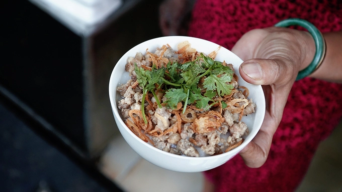 Anh Tuấn An (ngụ quận 7) cũng từng khá ngạc nhiên khi lần đầu ăn phở chua. "Hơn 7 năm trước, tôi được người bạn giới thiệu tới đây thưởng thức. Tôi còn nhớ khi ấy, tôi ăn không quen vì món này rất khác so với các loại phở thông thường. Nhưng không biết từ khi nào, tôi đã trở thành khách quen ở quán chị Phượng", anh An kể.  Sau khi thưởng thức phở chua, nếu còn sức để ăn tiếp, bạn có thể thử bánh giò chan nước thịt hoặc chén bánh đúc nóng.